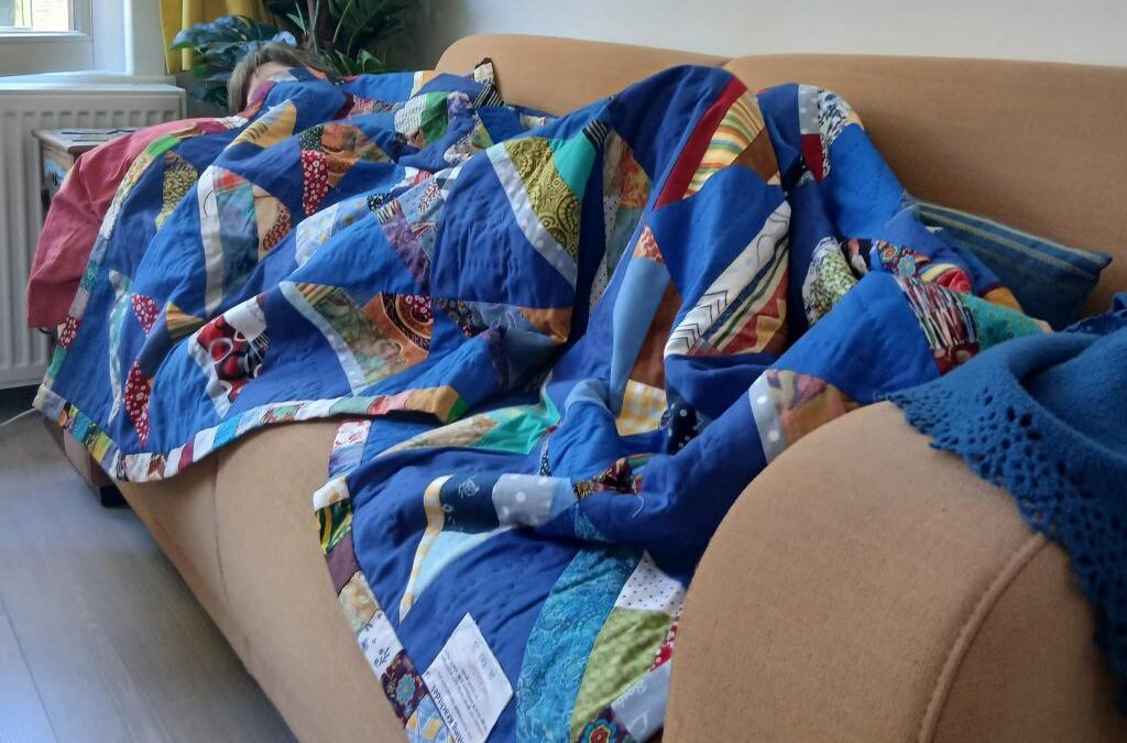 Blauwe Krachtdeken gedoneerd aan jonge vrouw